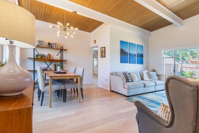 Building Photo - 4bd/1.75ba Shoreline Home