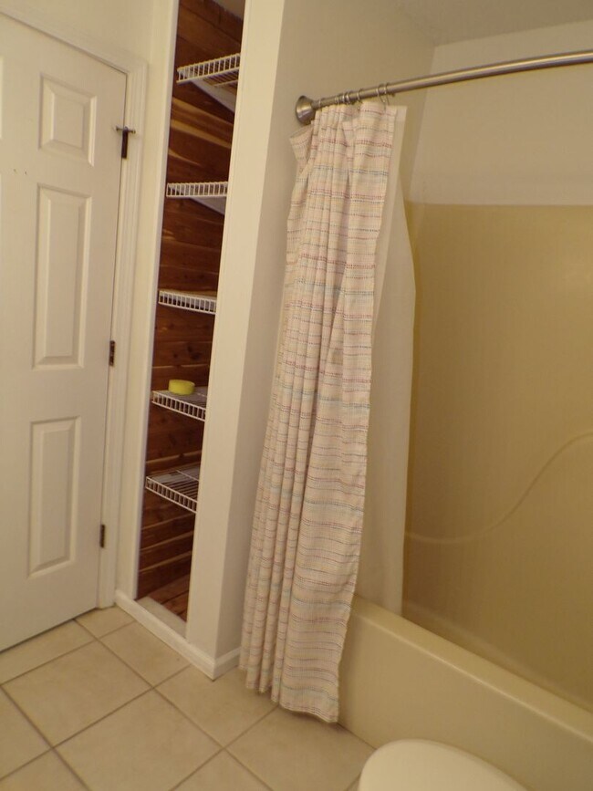 Building Photo - Nice 3 Bedroom 2 Bathroom House In South C...