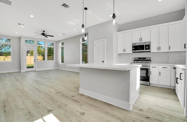 Building Photo - 805 Granville Dr