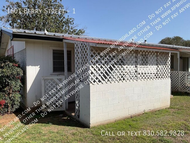 Building Photo - **AVAILABLE NOW** SPACIOUS 1 BED 1 BATH IN...