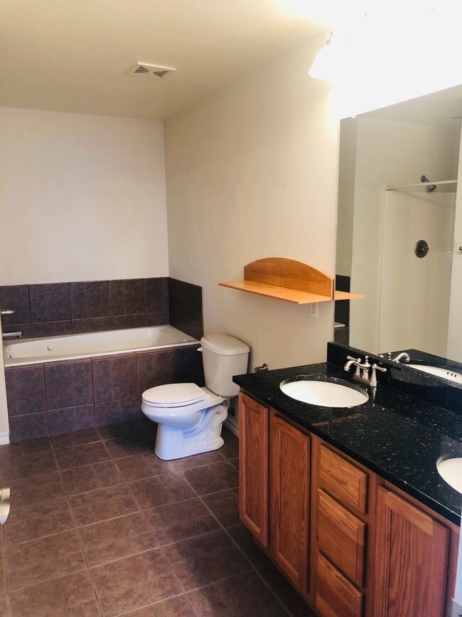 Building Photo - Beautiful Townhome