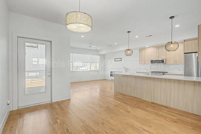 Building Photo - 2708 W 25th Ave