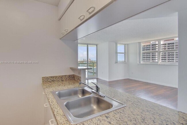 Building Photo - 1756 N Bayshore Dr
