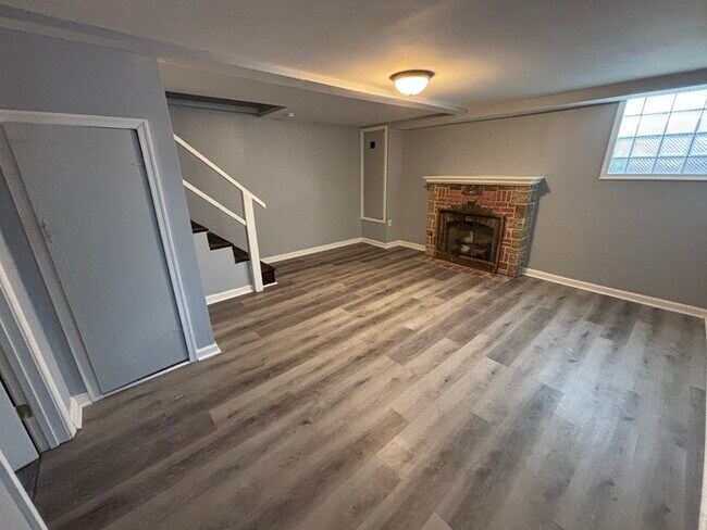 Building Photo - 3 bedroom 2 bathrooms