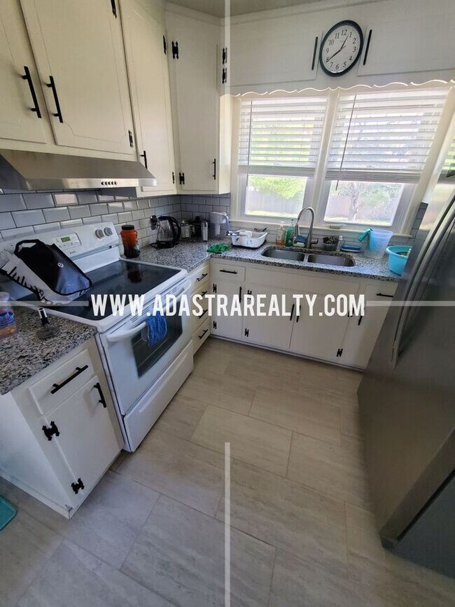 Building Photo - Spacious Overland Park Ranch Home w/Finish...