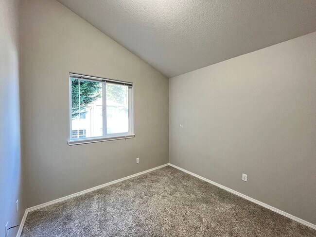 Building Photo - Super-Cute Townhouse! 3 bed + 2.5 baths w/ Fantastic Floor Plan! (A/C & Washer / Dryer included!)