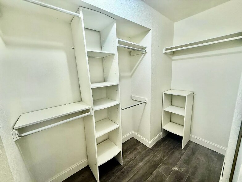 Building Photo - 2100 Riverplace Dr