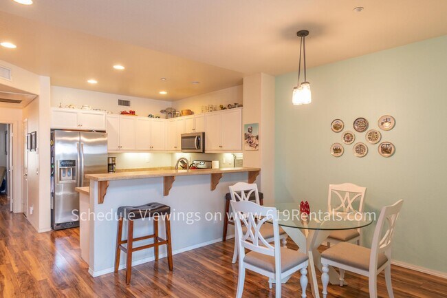 Building Photo - Beautiful 3 Bedroom, 2 Bath Townhouse with 2 car garage