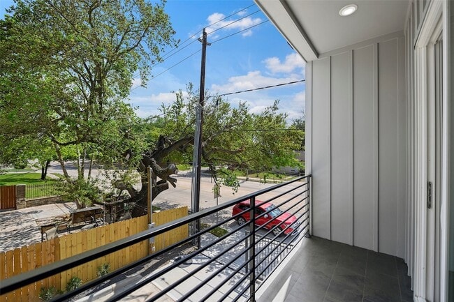 Building Photo - 870 W Little York Rd