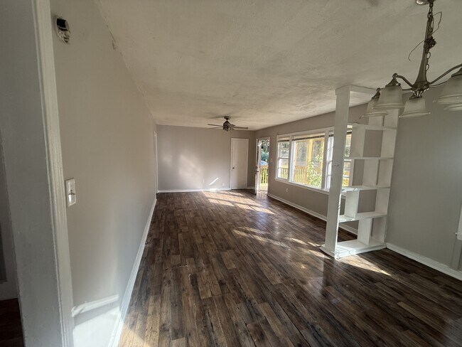 Building Photo - 314 Clubview Dr