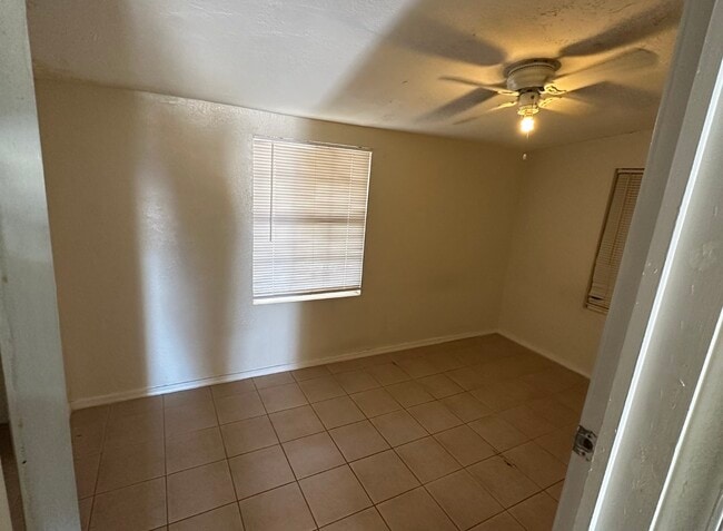 Building Photo - 106 E Vaughn Ave