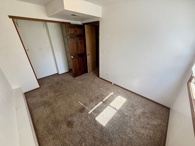 Building Photo - 3 Bedroom 2 Bath Tri Level Home with 2 Car...