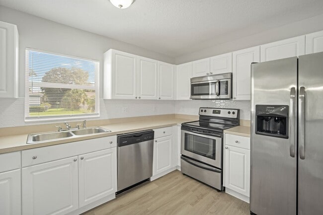 Building Photo - Move in Ready! Modern 3-Bedroom 2-bath Hom...