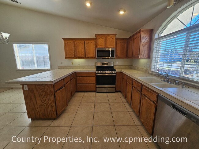Building Photo - Modern 3-Bedroom House on Cul-de-Sac with Newer Flooring Coming Available Soon!