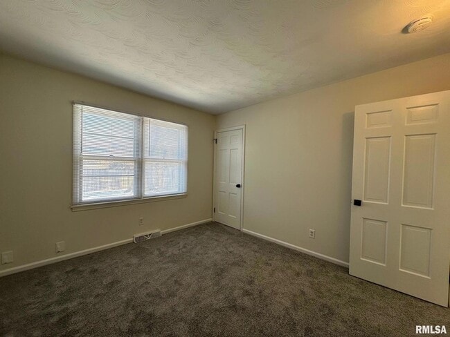 Building Photo - 2403 Lynnhaven Dr