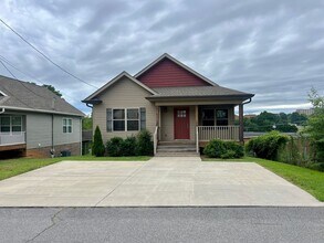 Building Photo - Beautiful home 3 minutes from ETSU!