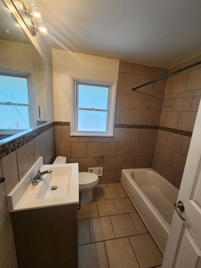 Building Photo - Beautiful 3 bedroom 1 bath with attached g...