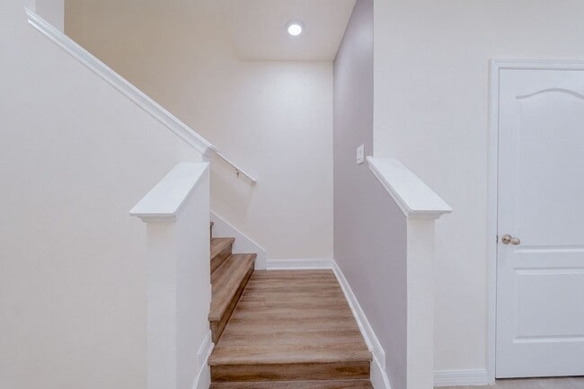 Building Photo - Like-New End-Unit 3 Bedroom Townhome