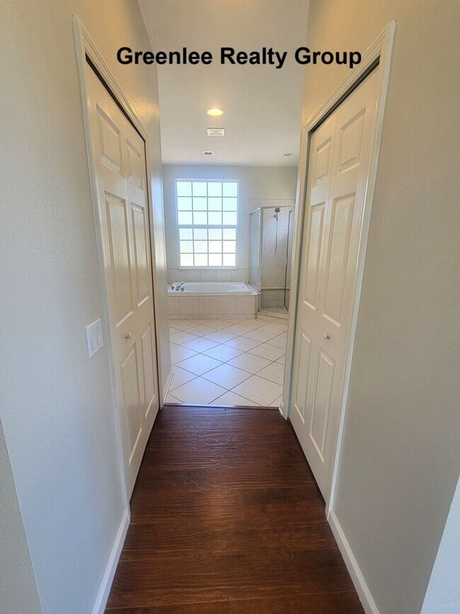 Building Photo - Spacious 3 Bed / 2 Bath pool home with lawn and pool care included in beautiful Rosewood at River...