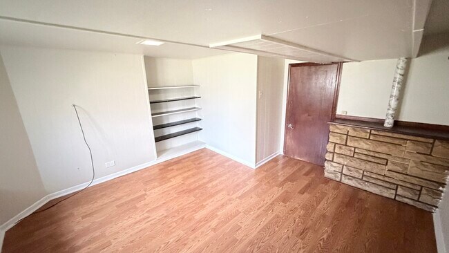 Building Photo - 5706 N Maplewood Ave