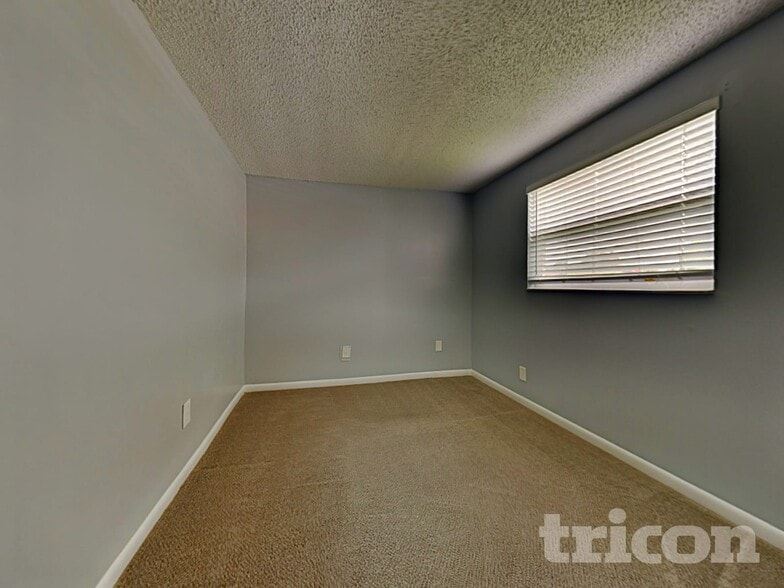 Building Photo - 8235 Donaldson Dr