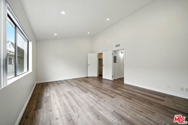 Building Photo - 6212 Fulton Ave