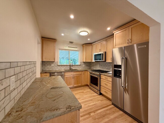 Building Photo - Beautifully remodeled mid-century modern h...