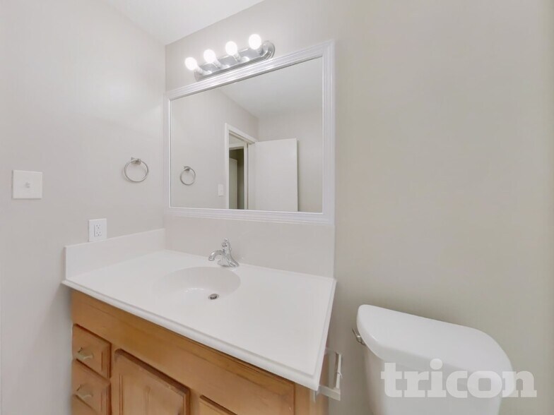 Building Photo - 14831 Waterside Dr