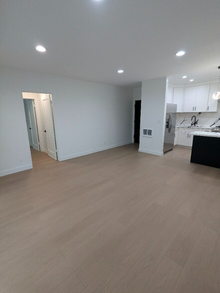 Building Photo - 11030 Moorpark St