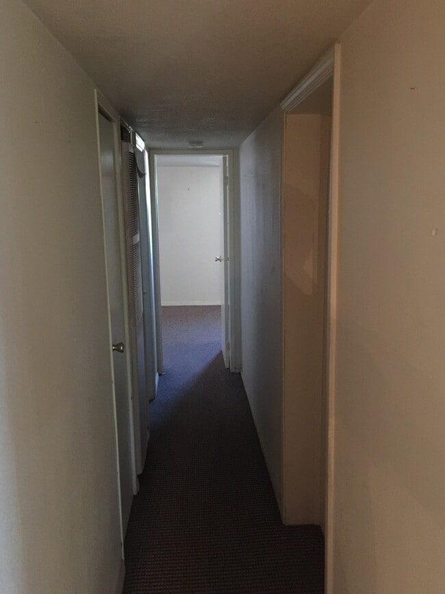 Building Photo - 2 Bedroom With Lots of Space