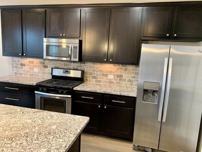 Building Photo - Beautiful 4 bedroom, 2.5 bathroom home in ...