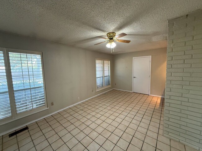 Building Photo - 2200 Hickory Dr SW