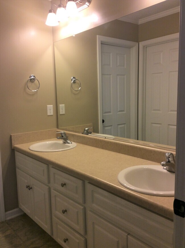 Building Photo - 1079 Grove Landing Ln