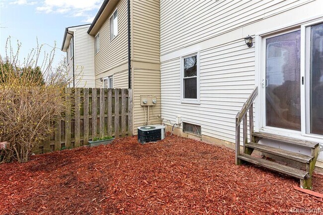 Building Photo - 3374 Burbank Dr