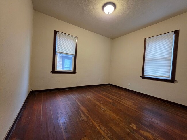 Building Photo - Charming 2 Bedroom 1 Bath Single Family Home-Available Now!