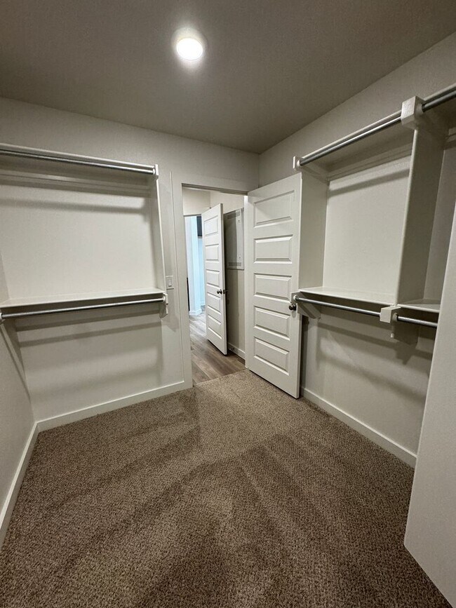 Building Photo - Fabulous Luxury Newer 2026 Build 3/2/2