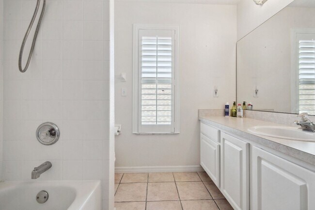 Building Photo - 4 Bedroom Single Family in Orlando