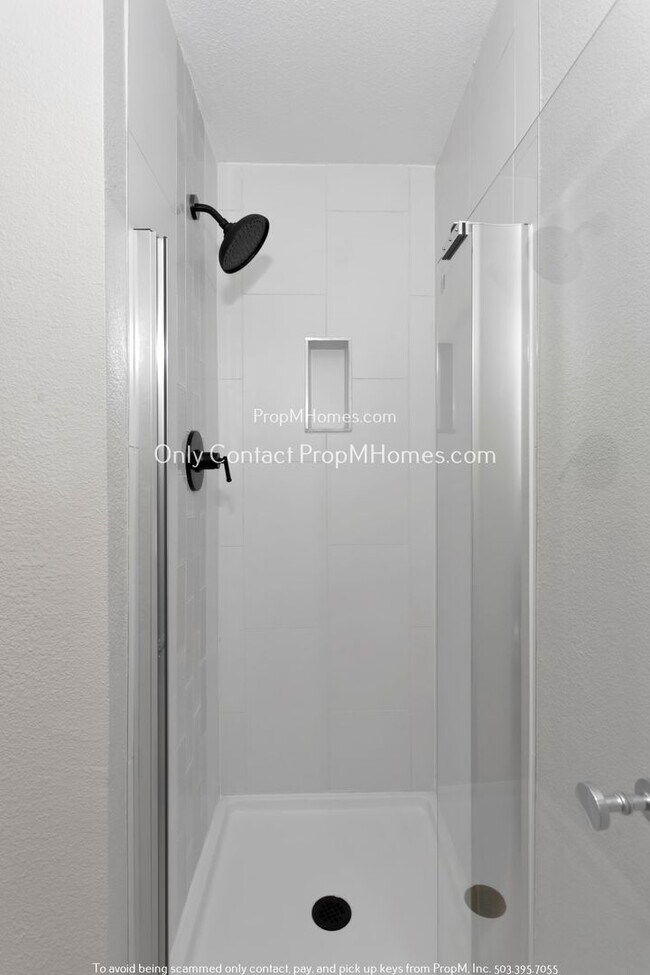 Building Photo - Charming Portland Retreat: Spacious Home w...