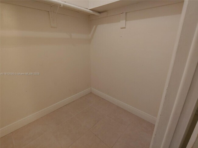 Building Photo - 1305 W 53rd St