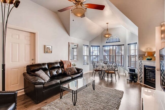 Building Photo - 420 W Oak St