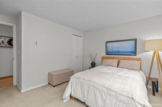 Building Photo - 2Bd/1.75Ba Seattle Condo
