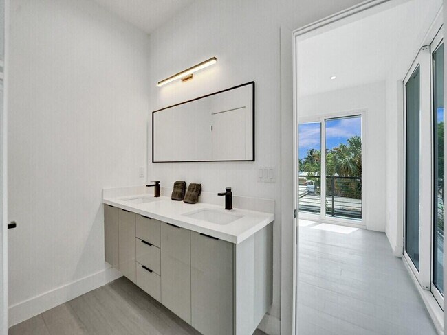 Building Photo - 1226 NE 15th Ave