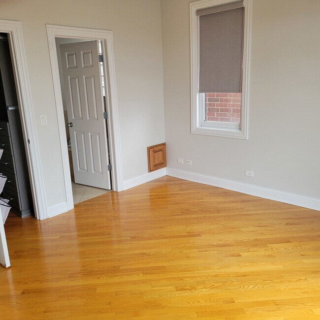 Building Photo - 2022 N Wood St