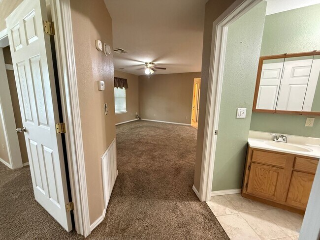 Building Photo - Kellysville 2 bedroom Plenty of Parking, Large fenced yard