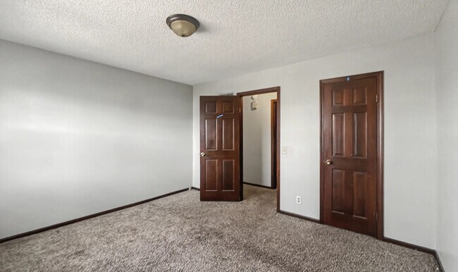 Building Photo - 3 Bed/2 Bath Condo with Garage / Pet-Friendly / Available Now!