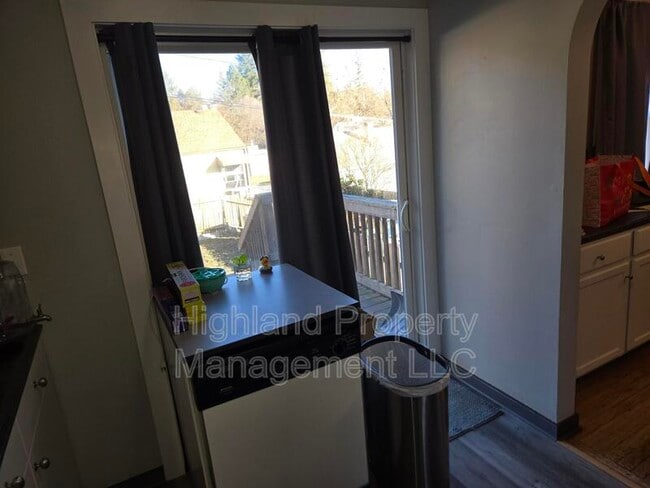 Building Photo - 1160 NE Lake St