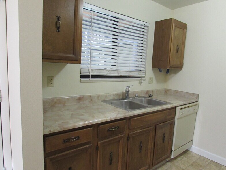 Building Photo - 3233 Lakeside Dr