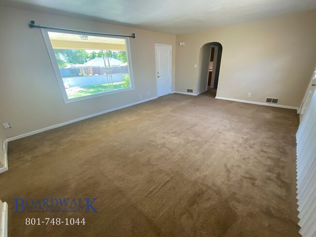 Building Photo - Charming 3 Bed 2 Bath Home in Holladay wit...