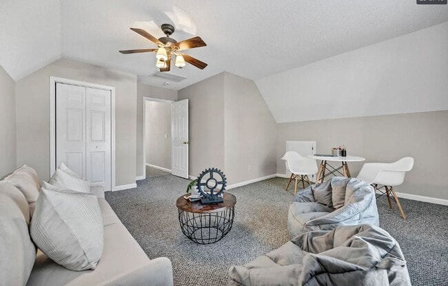 Building Photo - 418 Creek Side Ln