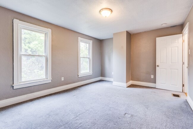 Building Photo - Available MAY 2026  - Private 2 Bedroom Home w/ Large Deck!